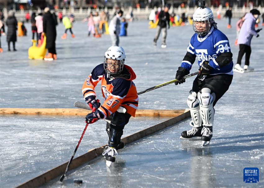 Shichahai: cidad?os de Beijing e turistas desfrutam de esportes no gelo