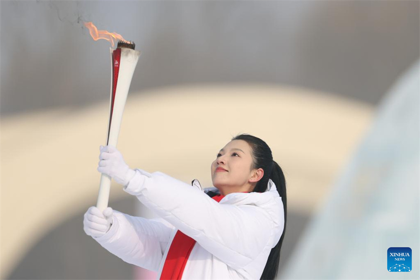 Chama para os 9o Jogos Asiáticos de Inverno é acesa em Harbin