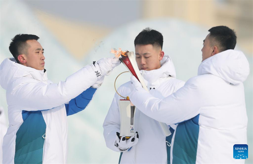 Chama para os 9o Jogos Asiáticos de Inverno é acesa em Harbin