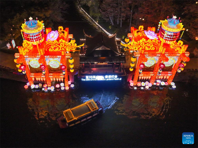 Cerim?nia de ilumina??o do 39o Festival de Lanternas de Qinhuai acontece em Nanjing, leste da China