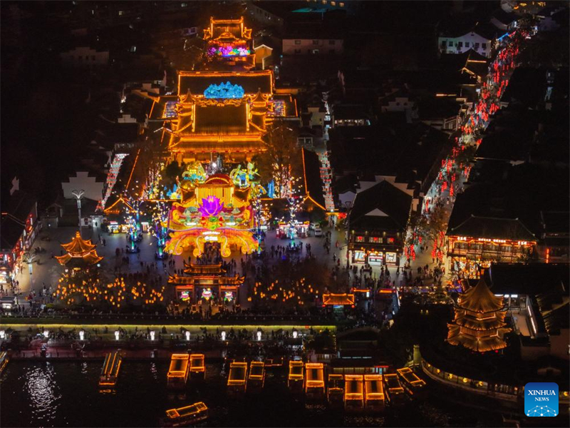 Cerim?nia de ilumina??o do 39o Festival de Lanternas de Qinhuai acontece em Nanjing, leste da China