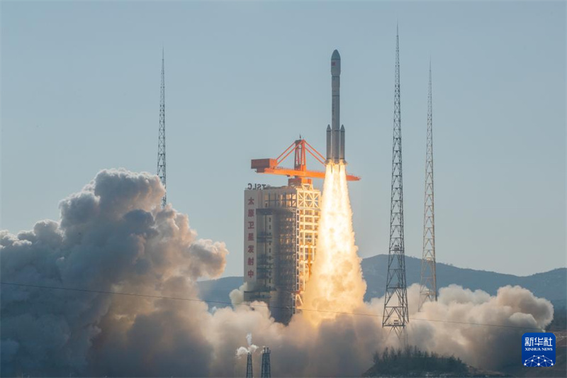 China lan?a com sucesso novo grupo de satélites
