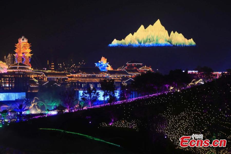 31o Show Internacional de Lanternas Jurássicas de Zigong impressiona visitantes