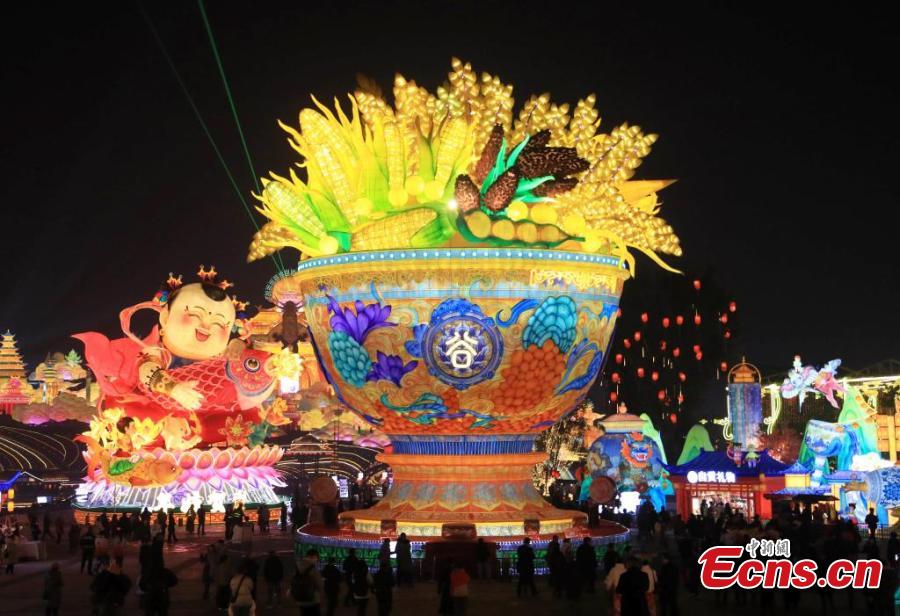 31o Show Internacional de Lanternas Jurássicas de Zigong impressiona visitantes