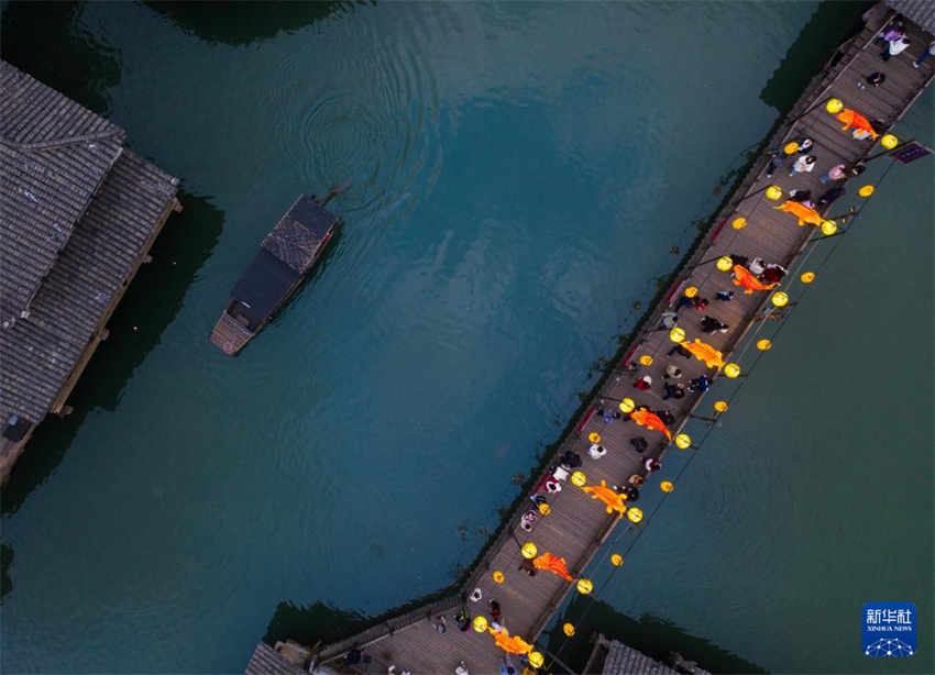 Cidade aquática de Wuzhen realiza Festival das Lanternas na água para receber Ano Novo Chinês