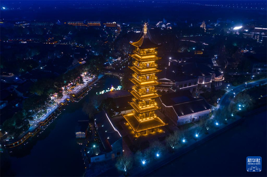 Cidade aquática de Wuzhen realiza Festival das Lanternas na água para receber Ano Novo Chinês