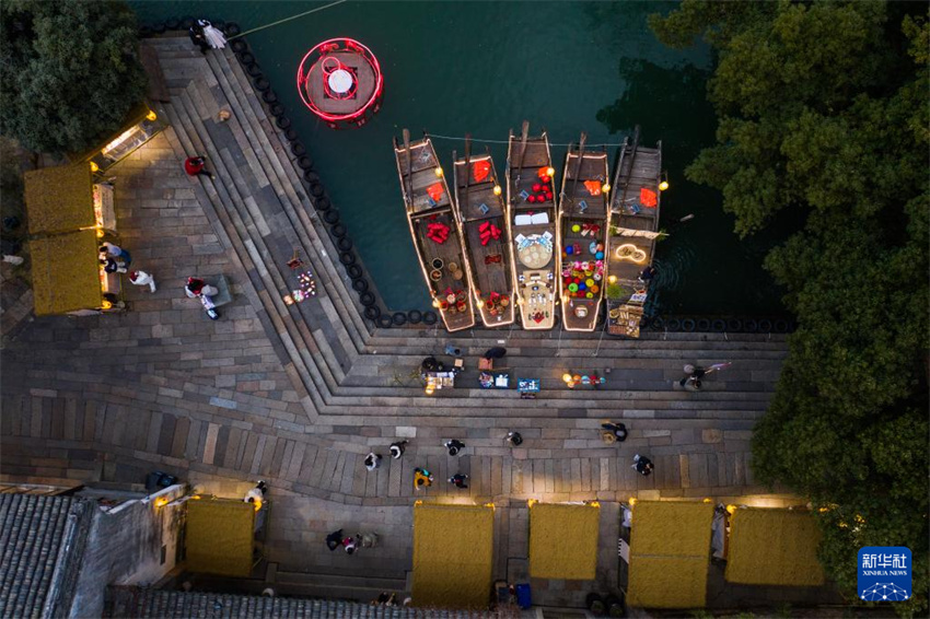 Cidade aquática de Wuzhen realiza Festival das Lanternas na água para receber Ano Novo Chinês