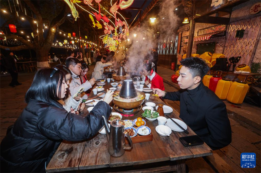 Cidade aquática de Wuzhen realiza Festival das Lanternas na água para receber Ano Novo Chinês