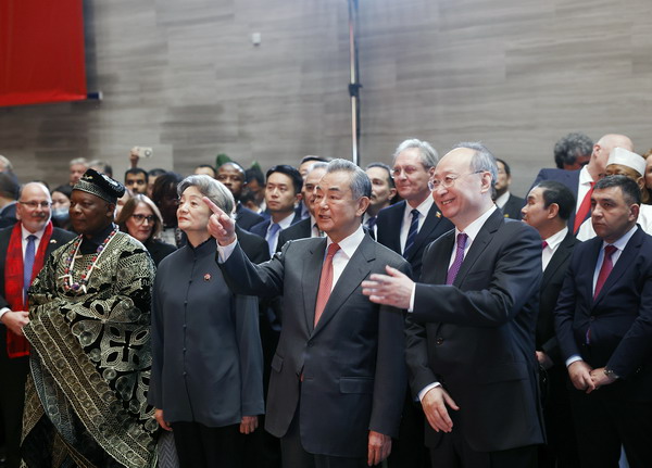 Ministério das Rela??es Exteriores da China realiza recep??o de Ano Novo de 2025