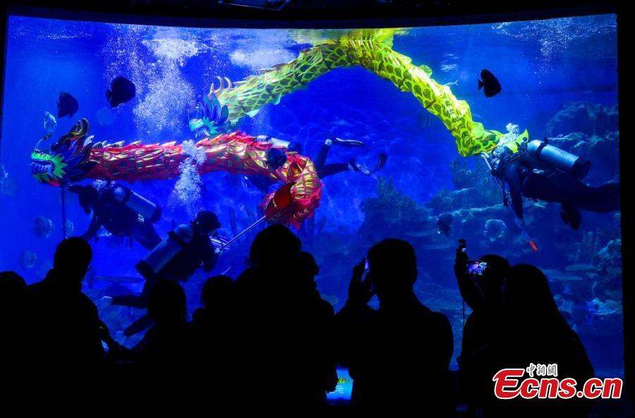 Hubei encena dan?a do drag?o subaquática para dar as boas-vindas ao Festival da Primavera