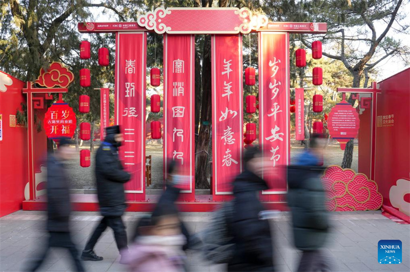 Moradores e turistas visitam a feira do templo da Festa da Primavera no Parque Ditan, em Beijing