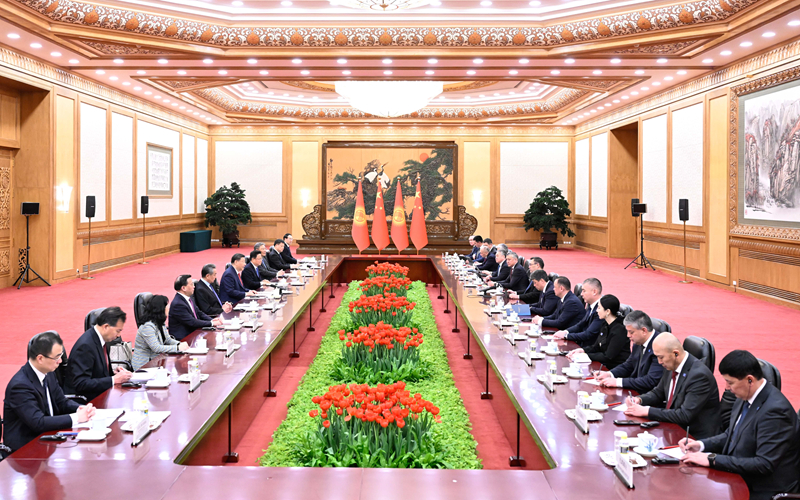 Xi Jinping mantém conversas com o presidente do Quirguist?o