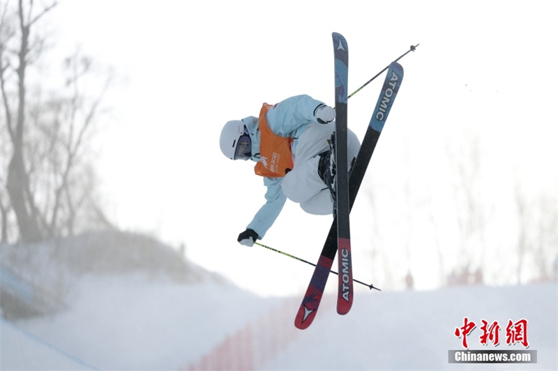Li Fanghui conquista primeira medalha de ouro para delega??o chinesa na 9a edi??o dos Jogos Asiáticos de Inverno