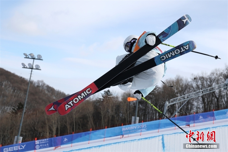 Li Fanghui conquista primeira medalha de ouro para delega??o chinesa na 9a edi??o dos Jogos Asiáticos de Inverno