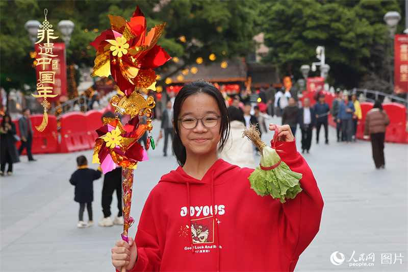 Chineses celebram Festival das Lanternas em todos os cantos do país