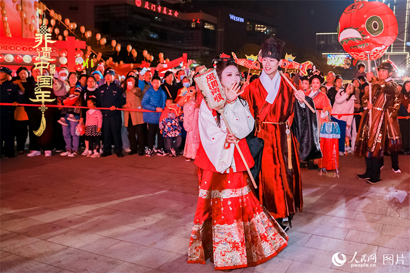 Chineses celebram Festival das Lanternas em todos os cantos do país