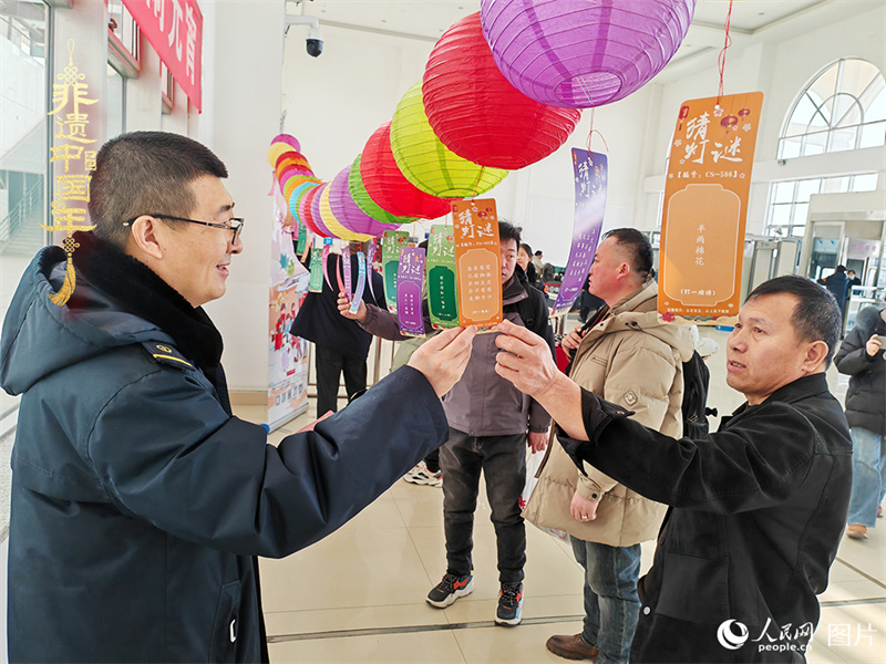 Chineses celebram Festival das Lanternas em todos os cantos do país