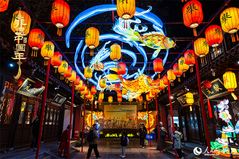 Chineses celebram Festival das Lanternas em todos os cantos do país