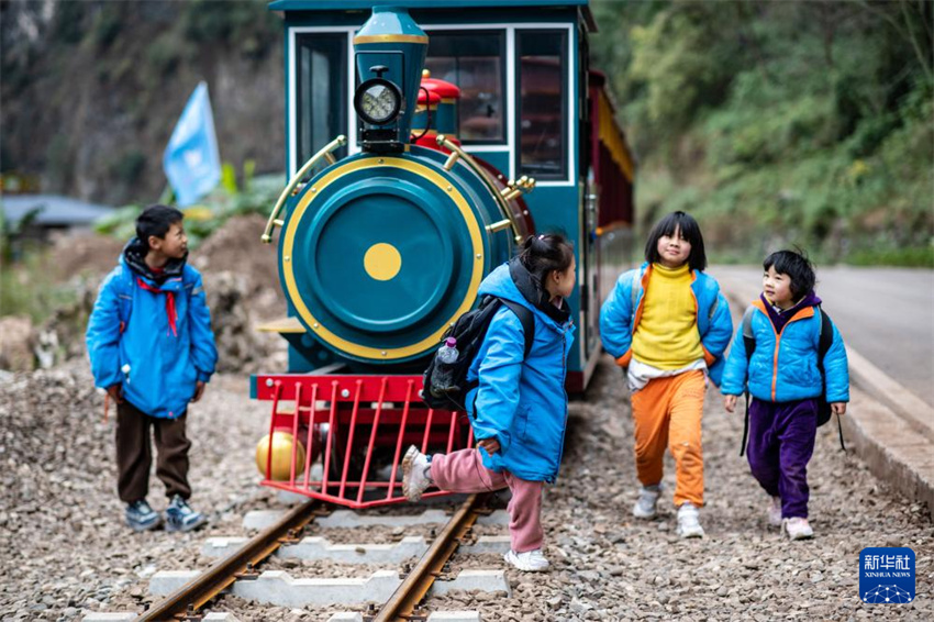 Yunnan: alunos da regi?o montanhosa v?o à escola de teleféricos