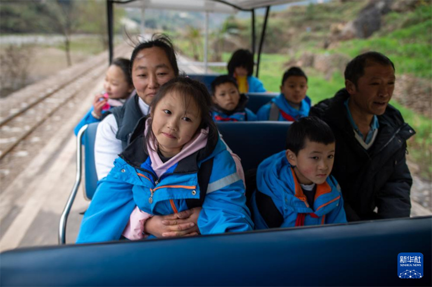 Yunnan: alunos da regi?o montanhosa v?o à escola de teleféricos
