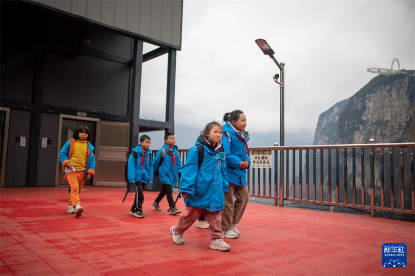 Yunnan: alunos da regi?o montanhosa v?o à escola de teleféricos