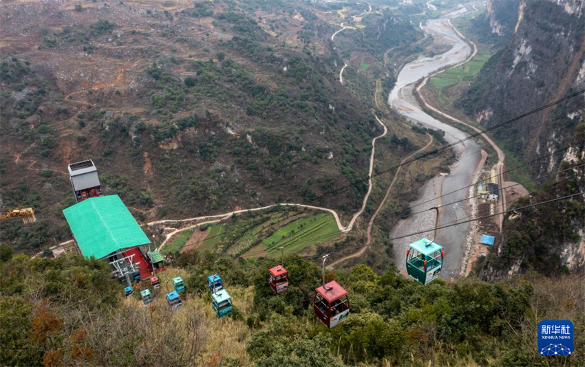 Yunnan: alunos da regi?o montanhosa v?o à escola de teleféricos