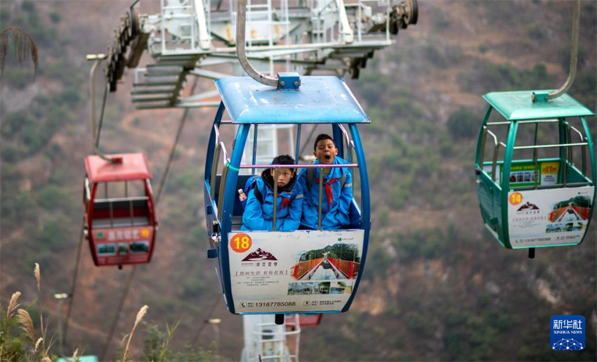 Yunnan: alunos da regi?o montanhosa v?o à escola de teleféricos