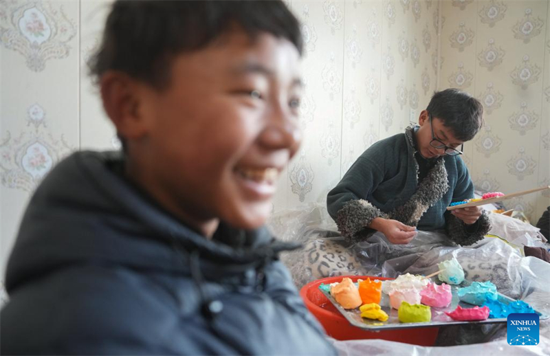 Esculturas de manteiga ganham popularidade em Lhasa, com aproxima??o do Ano Novo Tibetano