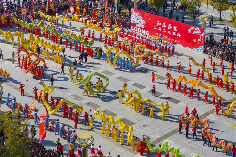 Fenghua, leste da China, realiza desfile de dan?a do drag?o de tecido