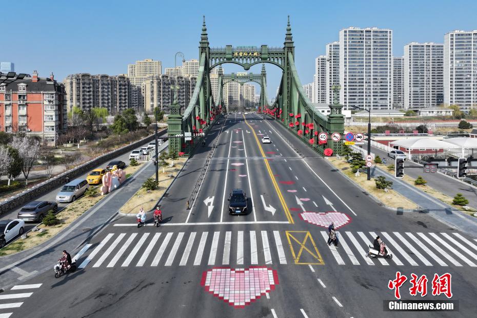 Ponte Puyun em Nanjing, leste da China, encanta com padr?es de cora??o
