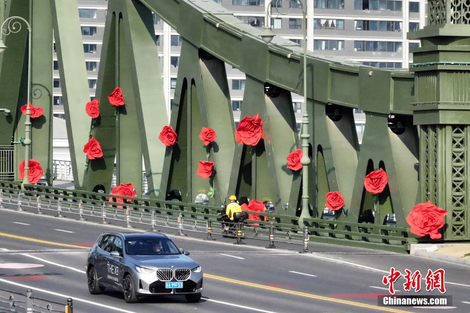 Ponte Puyun em Nanjing, leste da China, encanta com padr?es de cora??o