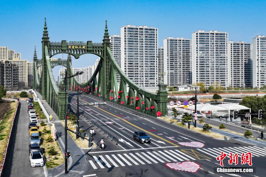 Ponte Puyun em Nanjing, leste da China, encanta com padr?es de cora??o