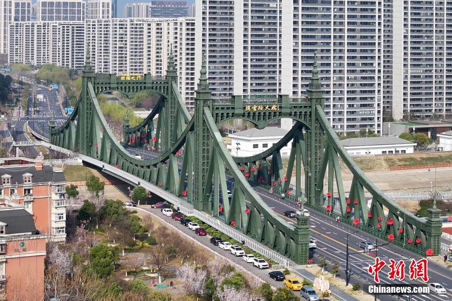 Ponte Puyun em Nanjing, leste da China, encanta com padr?es de cora??o