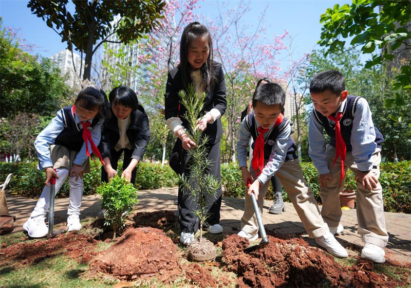 Kunming promove atividade de plantio antes do Dia Nacional da árvore