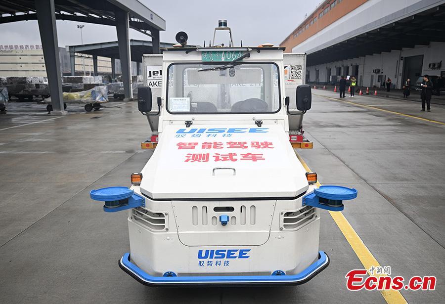 Tratores de carga aut?nomos concluem teste rodoviário no aeroporto de Hangzhou