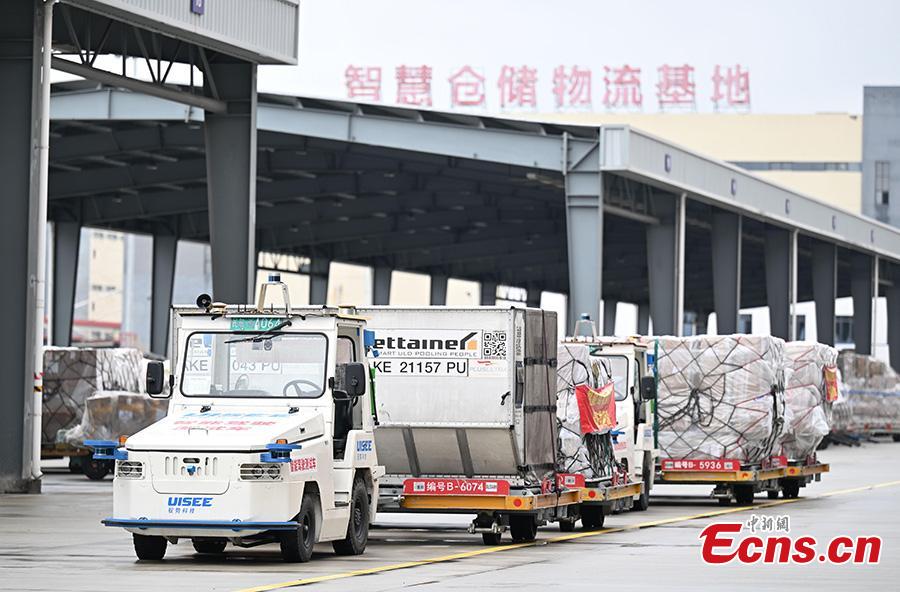 Tratores de carga aut?nomos concluem teste rodoviário no aeroporto de Hangzhou