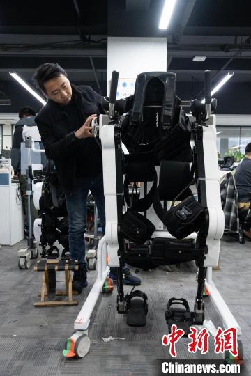 Hangzhou: rob?s exoesqueletos ajudam pessoas com deficiência a se locomoverem