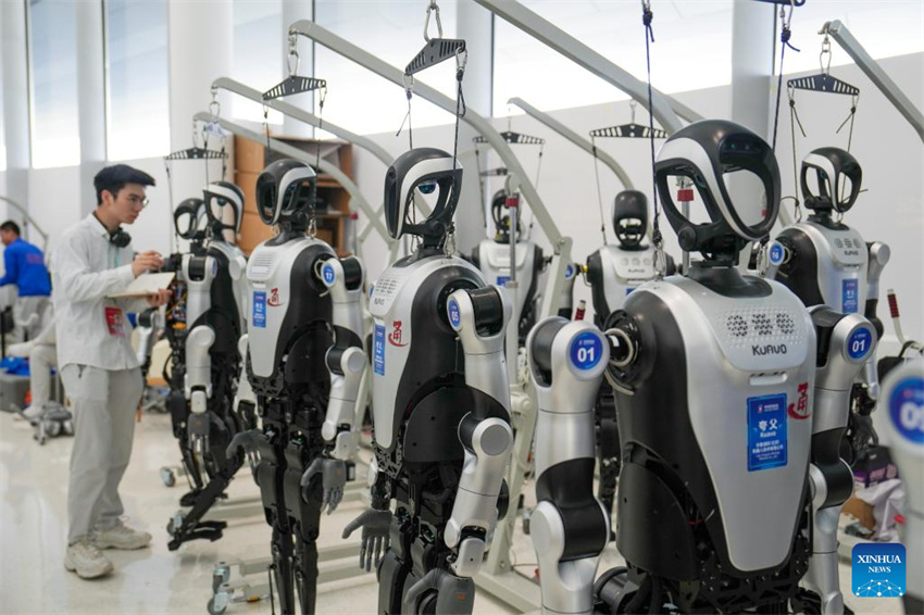 Rob?s humanoides em destaque no Fórum Zhongguancun de 2025