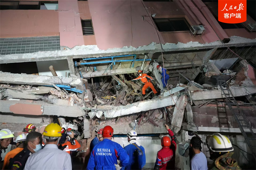 Equipe de resgate chinesa realiza resgate em Mandalay, Mianmar