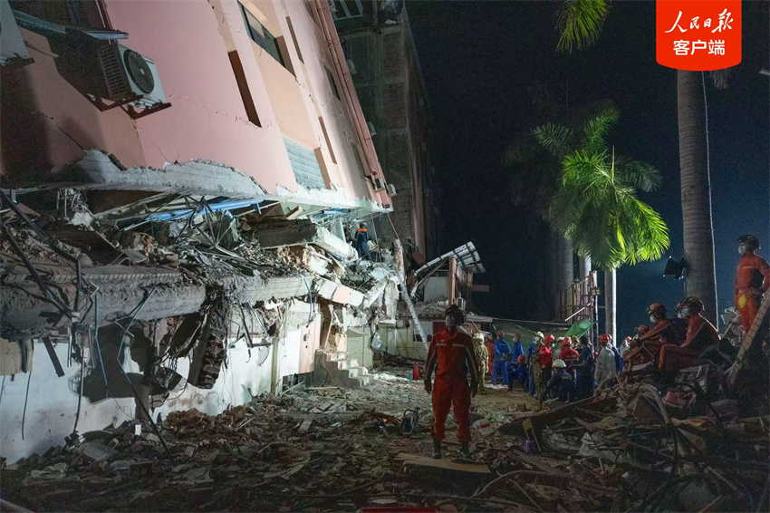 Equipe de resgate chinesa realiza resgate em Mandalay, Mianmar