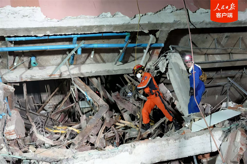 Equipe de resgate chinesa realiza resgate em Mandalay, Mianmar