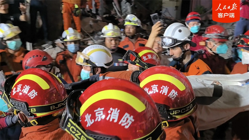 Equipe de resgate chinesa realiza resgate em Mandalay, Mianmar