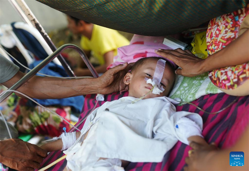 Pessoas feridas em terremoto recebem tratamento médico em Mianmar