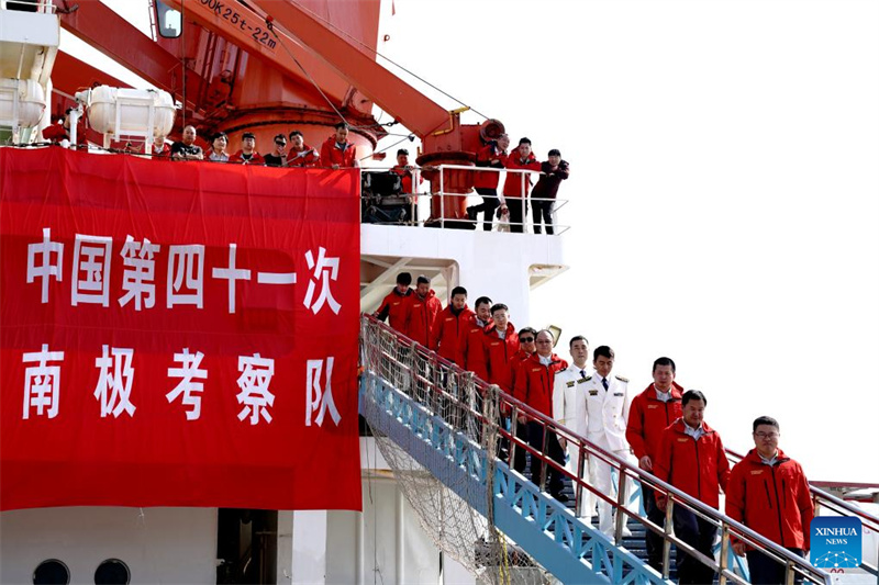 Quebra-gelo chinês Xuelong retorna a Shanghai após pesquisa antártica frutífera