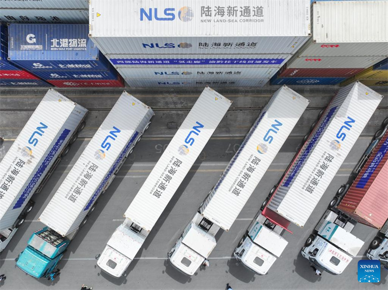 China lan?a primeira rota inter-regional para caminh?es movidos a hidrogênio