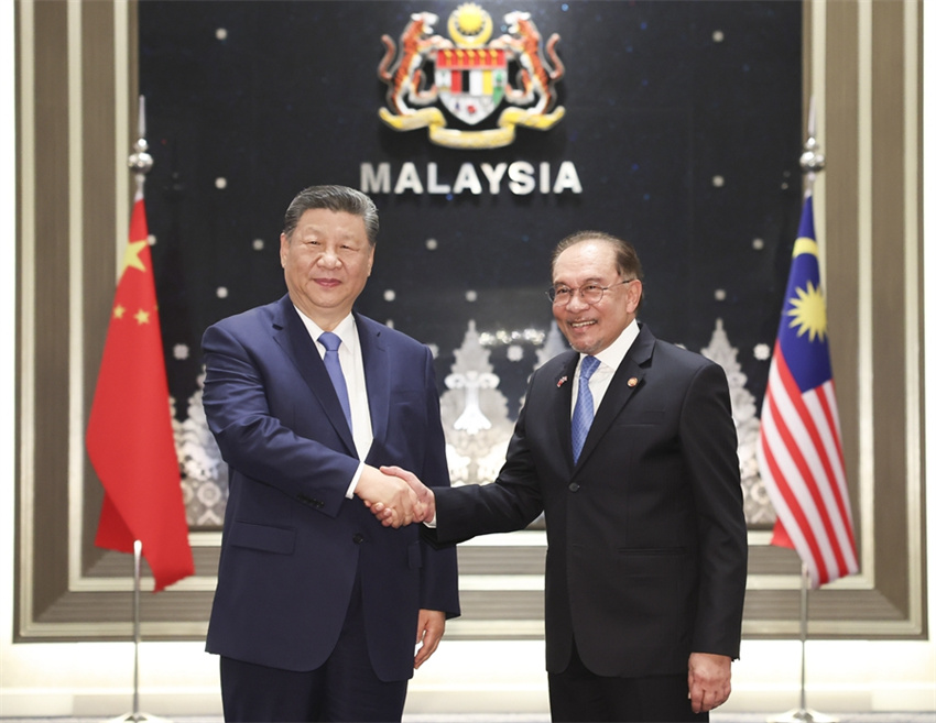 Xi Jinping diz que China e Malásia se juntar?o aos países asiáticos para combater o confronto baseado nos campos