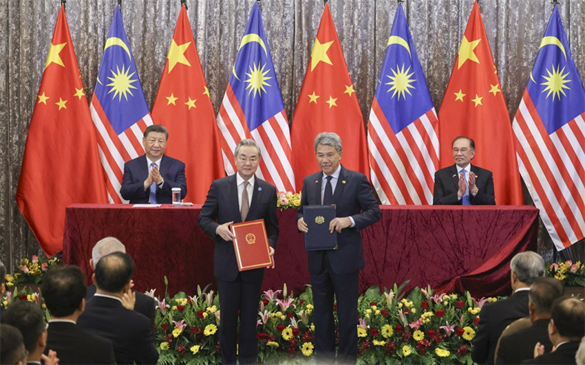 Xi Jinping diz que China e Malásia se juntar?o aos países asiáticos para combater o confronto baseado nos campos