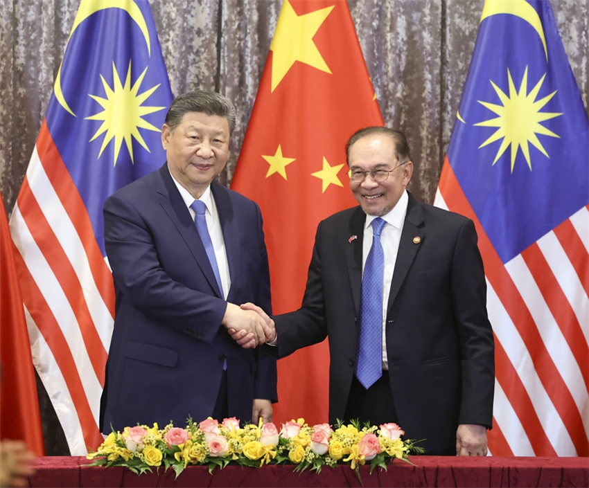Xi Jinping diz que China e Malásia se juntar?o aos países asiáticos para combater o confronto baseado nos campos