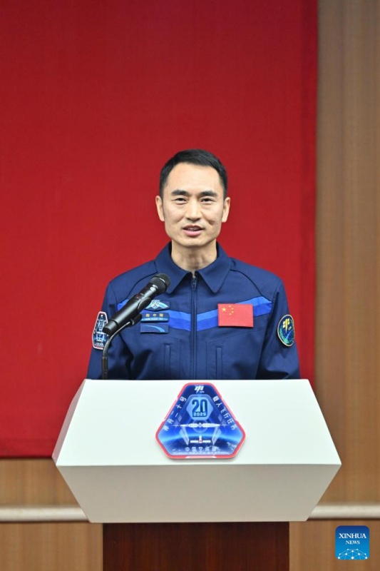 Astronautas da miss?o chinesa Shenzhou-20 atendem conferência de imprensa