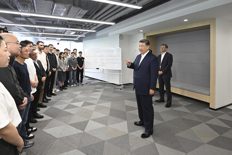 Xi Jinping inspeciona incubadora de grandes modelos em Shanghai, ressaltando as ambi??es de IA da China